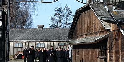 Merkel'den Nazi toplama kampına ziyaret