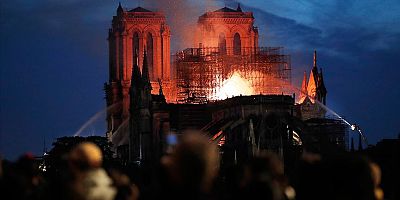 Paris'te Notre Dame Katedrali'nde yangın