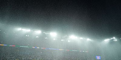 Şiddetli yağış Almanya-Danimarka maçını durdurdu