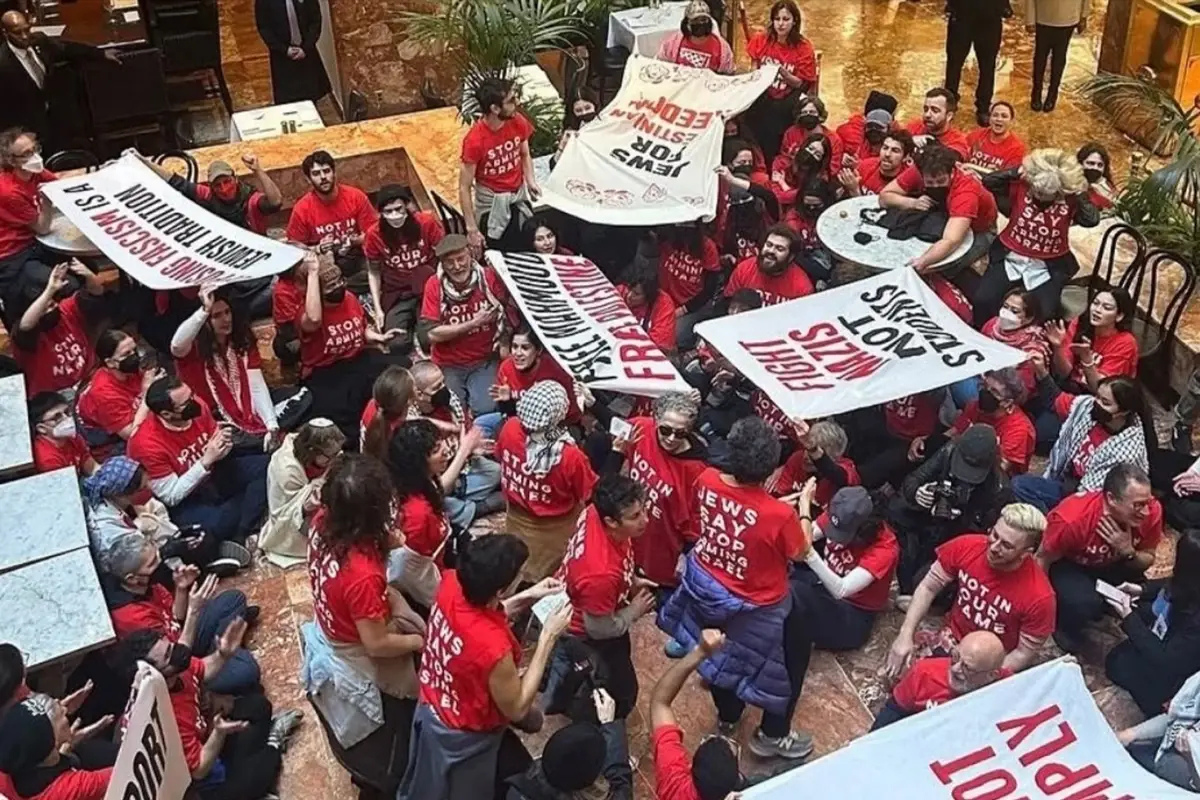 Yahudi Barış Sesi Trump Tower’ı İşgal Etti: 98 Protestocu Gözaltında