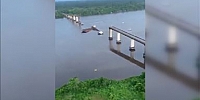 Brezilya’da feribot köprüye çarptı